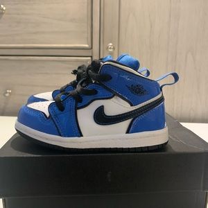 Jordan 1 Mid Signal Bleu